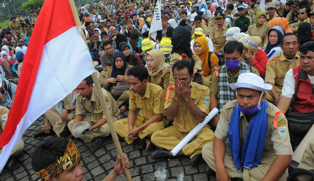 Para guru Honorer tampak melakukan doa bersama. Mereka melakukan aksi setelah mengetahui bahwa mereka tidak lolos jadi PNS (Liputan6.com/Herman Zakharia).