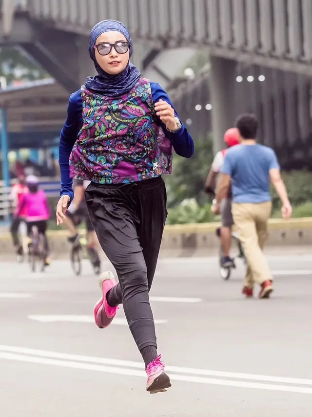 Tampil Tertutup dan Behijab, Ini 7 Gaya Sporty Soraya Larasati