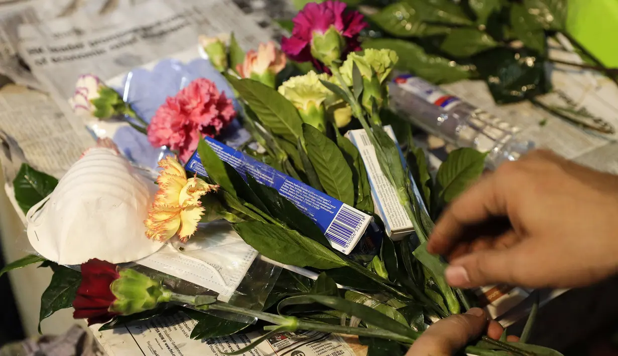 Pedagang mengatur bunga Valentine yang disebut "bouquet anti-nCoV" di Manila, Filipina (13/2/2020). Pemilik toko Mary Jane Villegas sengaja meletakkan keperluan perlindungan terhadap COVID-19 di karangan bunga untuk mengingatkan, bunga bukan satu-satunya yang dapat diberikan saat Valentine. (AP Phot