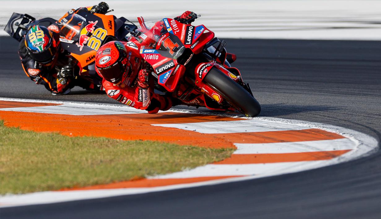 Francesco Bagnaia mempertahankan gelar juara dunia MotoGP usai seri penutup 2023 di Sirkuit Ricardo Tormo. Francesco Bagnaia jadi yang tercepat pada balapan ini. (AP Photo/Alberto Saiz)