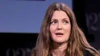 Drew Barrymore Mengaku Bosan Pakai Bra, Apa Alasannya?