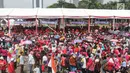 Warga antre untuk mendapatkan sembako gratis dalam acara "Untukmu Indonesia" di lapangan Monas, Jakarta, Sabtu (28/4). (Liputan6.com/Arya Manggala)