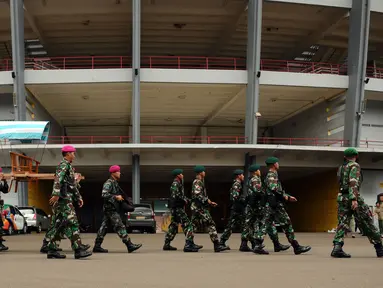 Pasukan gabungan TNI-Polri mengarak replika tandu Jenderal Sudirman memasuki kawasan Stadion GBK, Jakarta, Jumat (22/1/2016). Puncak peringatan HUT ke 100 Jenderal Sudirman akan dipusatkan di Stadion GBK Jakarta. (Liputan6.com/Helmi Fithriansyah)