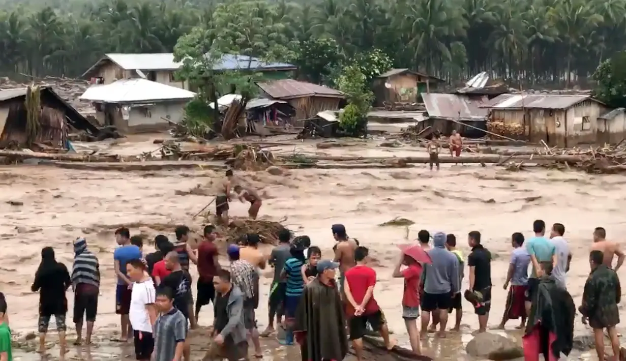 Kondisi pemukiman di Lanao del Norte yang disapu oleh banjir dahsyat, Filipina selatan (22/12). Sebuah badai tropis telah menimbulkan banjir bandang serta memicu longsor di Filipina selatan sehingga puluhan orang tewas. (Aclimah Disumala via AP)