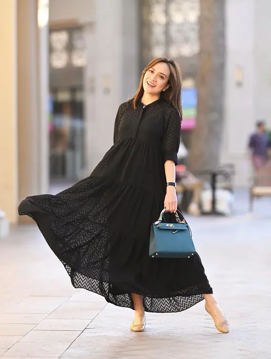 Jalan-jalan ke luar negeri, Shandy Aulia tampil menawan dengan long dress. Rambut yang dibiarkan terurai dan makeup natural, membuat wanita 34 tahun itu terlihat makin memesona.(Liputan6.com/IG/@shandyaulia)