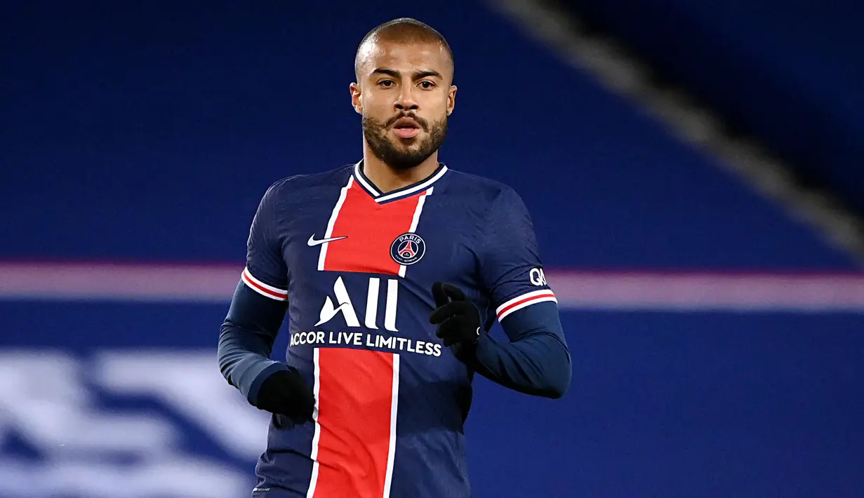 Rafinha Alcantara didatangkan oleh PSG dari Barcelona 2020 silam. Karier gelandang berumur 28 tahun tersebut belum bisa dikatakan sukses karena sering menghuni bangku cadangan. (Foto: AFP/Franck Fife)