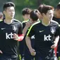 Pemain timnas Korea Selatan Son Heung-min (tengah) berlari santai bersama rekan-rekannya saat berlatih untuk Piala Dunia 2018 di National Football Centre di Paju, Korea Selatan, Rabu (23/5). (AP Photo/Lee Jin-man)