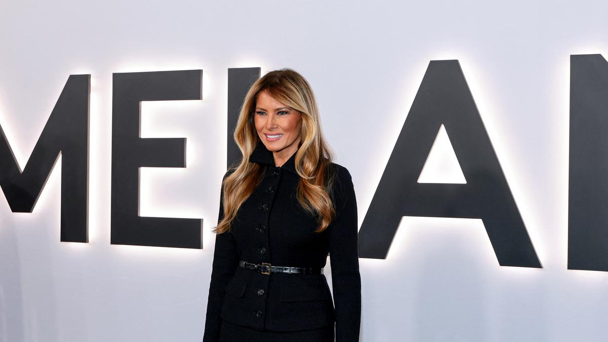 Melania Trump Rilis Film Dokumenter, Bersetelan Hitam Kreasi Desainer Italia yang Dituding Rasis