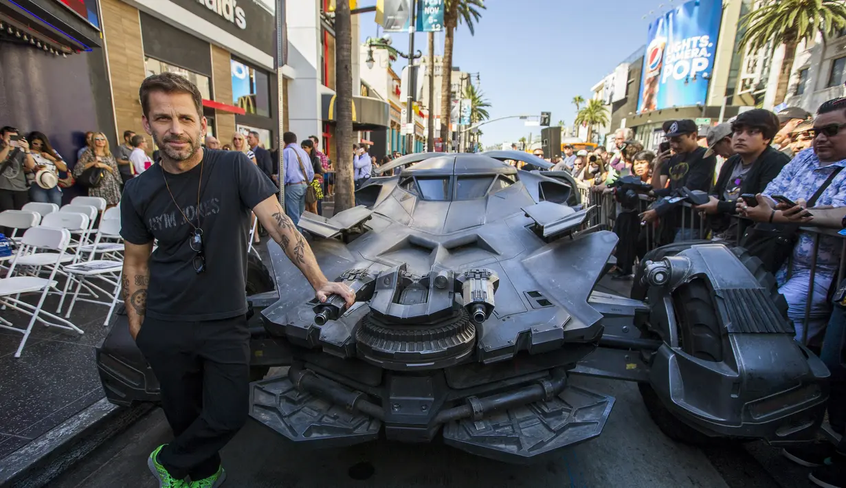 Direktur Film Batman terbaru " Batman v Superman : Dawn of Justice " Zack Snyder saat berpose didepan Batmobil di Walk of Fame, Los Angeles, California, Rabu (21/10/2015). Ia turut hadir dalam upacar penghargaan terhadap Bob Kane. (REUTERS/Mario Anzuoni)