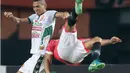 Aksi pemain Persija Jakarta, Bruno Lopes (kanan) melakukan tendangan salto saat berduel dengan pemain PS TNI, Abduh Lestaluhu pada laga Liga 1 2017 di Stadion Patriot Bekasi, Sabtu (29/9/2017). Persija menang 4-1. (Bola.com/Nicklas Hanoatubun)