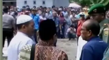 Ratusan warga Sri Menanti mengusir paksa 5 orang jemaah Ahmadiyah, hingga klarifikasi MUI soal sertifikat halal.