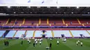 Para pemain Paris Saint-Germain (PSG) saat mengikuti sesi latihan tim di Villa Park, Birmingham, Inggris, pada 14 April 2025. (FRANCK FIFE/AFP)