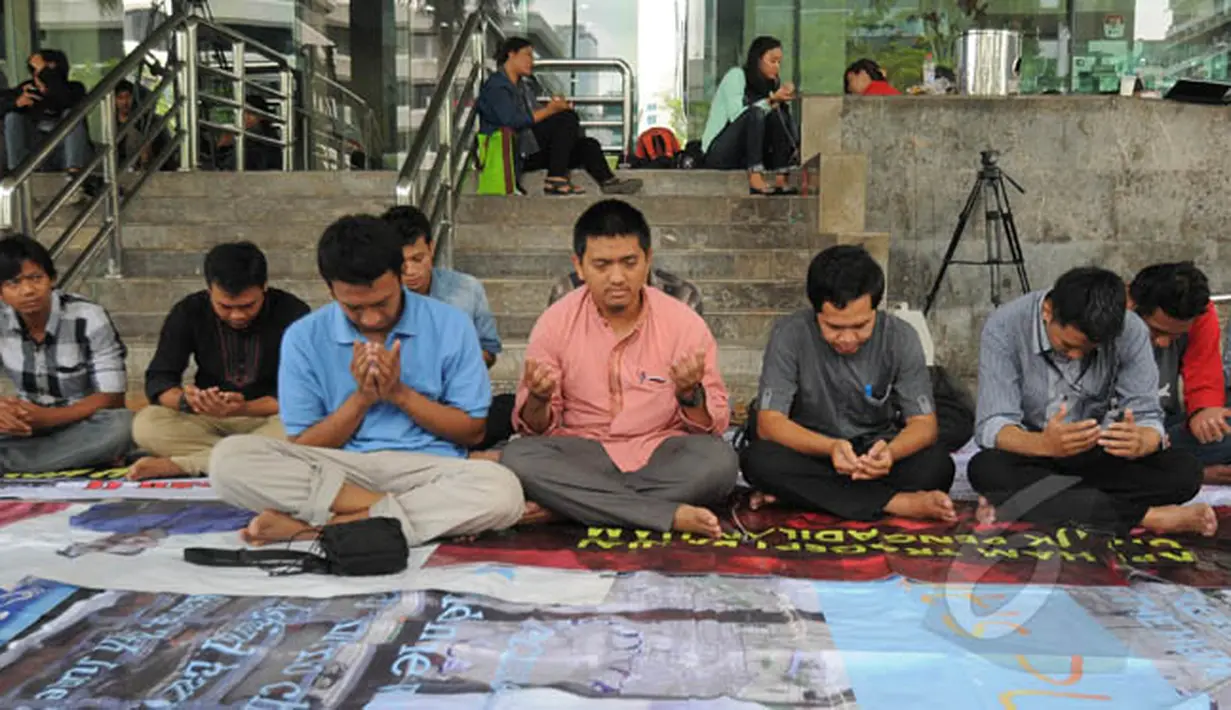 Sejumlah pegiat anti korupsi melakukan ibadah salat Jumat di depan Gedung KPK, Jakarta, Jumat (30/1/2015). Tampak sejumlah aktivis berdoa bersama untuk mendukung KPK. (Liputan6.com/Herman Zakharia)