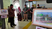 Launching pameran lukis Karya Rafi Remaja asal Cirebon yang didiagnosa autism namun mampu berkarya. Foto (Liputan6.com / Panji Prayitno)