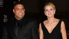 Mantan penyerang Brasil Ronaldo Luís Nazário de Lima didampingi kekasihnya Celina Locks menghadiri The Best FIFA Football Awards 2019 di Teatro alla Scala di Milan (23/9/2019). (AFP Photo/Tiziana Fabi)
