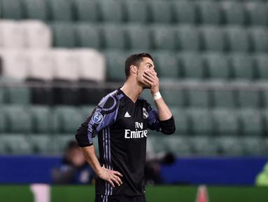 Bintang Real Madrid, Cristiano Ronaldo terlihat kecewa usai bermain imbang melawan Legia Warszawa pada laga grup F Liga Champions di Stadion Polish Army, Warsawa, Polandia (2/11/2016). (AFP/Odd Andersen)