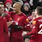 Pemain Liverpool merayakan gol yang dicetak oleh Georginio Wijnaldum ke gawang West Ham United pada laga Premier League di Stadion Anfield, Inggris, Selasa (25/2/2020). Liverpool menang dengan skor 3-2. (AP/Jon Super)