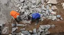 Pekerja memasang batu membuat pondasi turap jalan dalam pengerjaan proyek penataan ulang Kalijodo, Jakarta (18/3). Pengerjaan di sepanjang Jalan Kepanduan II, mulai dari ujung di Jalan Teluk Gong, hingga Jalan Tubagus Angke. (Liputan6.com/Gempur M Surya)