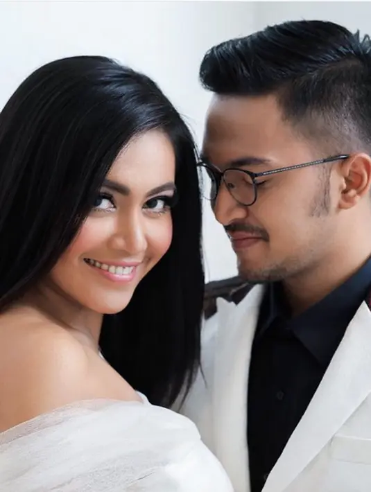 Berhembus isu bahwa kemesraan keduanya hanyalah sekedar gimmick saja. Namun oleh Ihsan, mengaku bahwa kedekatannya dengan janda satu anak itu nyata. Bahkan, Perasaan sayangnya kepada Denada dan anaknya pun datang tulus dari hatinya.(Instagram/ihsantarore)