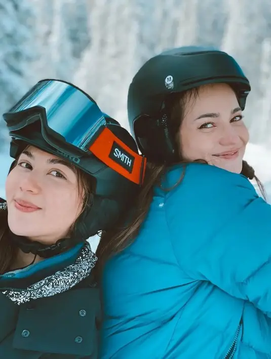 Saat liburan musim dingin, mereka juga tak melewatkan kesempatan main ski. Dengan atribut fashion dan aksesori yang terkenal pricey. [Foto: Instagram @jscmila]