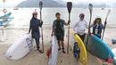 Direktur Utama Ketenagakerjaan, Agus Susanto dan Bupati Trenggalek, Mochammad Nur Arifin usai olah raga  Stand Up Paddle di Pantai Mutiara, Trenggalek, Jawa Timur, Sabtu (7/9/2019). (Liputan6.com/Herman Zakharia)