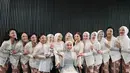 Busana bridesmaid Lesti Kejora dan Rizky Billar di momen lamaran juga bisa jadi inspirasi. Tampil dengan kebaya brokat putih dan kain jarik batik, para bridesmaid terlihat elegan nan sakral (Instagram/lestykejora).