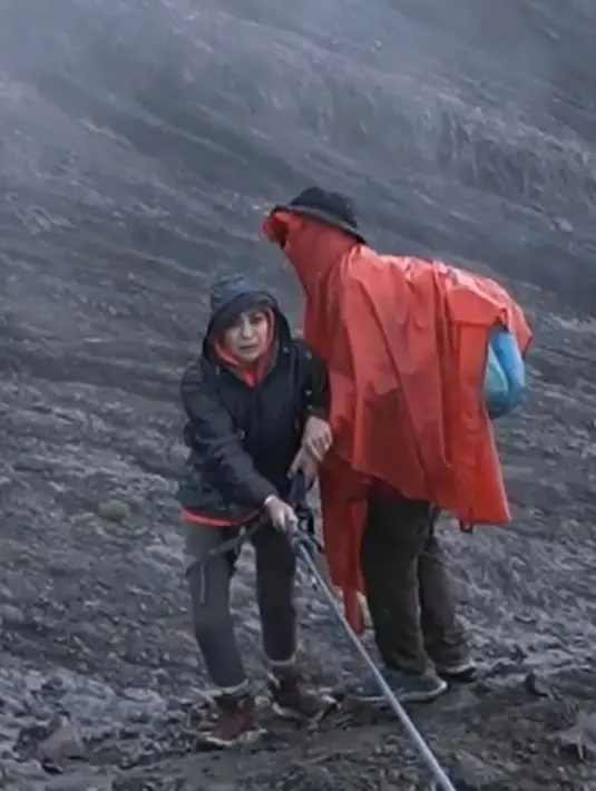 <p>Gladys telah naik ke beberapa gunung yang ada di Indonesia. Diantaranya, Gunung Sindoro, Gunung Salak, Gunung Ciremai, Dieng, Gunung Gede, Gunung Prau, Gunung Andong, Merbabu, dll. [Youtube/Gladys Suwandhi]</p>