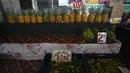 Buah-buahan dipajang untuk dijual di sebuah pasar di Panama City, Rabu (20/7/2022). Protes minggu ketiga dan blokade jalan raya mulai berdampak pada pasokan makanan dan barang-barang lainnya di beberapa bagian Panama. (AP Photo/Arnulfo Franco)
