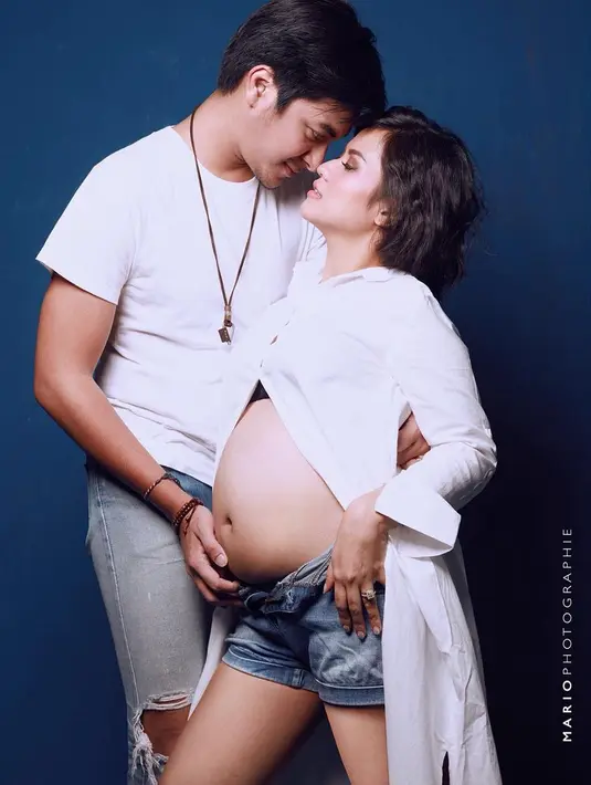 Bukan pertama kali, namun sebelumnya Mytha dan Barry juga telah melakukan sesi pemotretan. Namun untuk kali ini konsepnya bernuansa denim dengan atasan putih, baik Mytha maupun Barry. (Instagram/mythalestari)