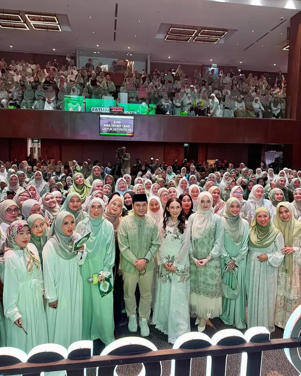6 Penampilan Artis di Kajian Ustaz Hilman Fauzi, dari Inara Rusli hingga Kiky Saputri