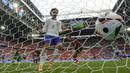 Selebrasi gelandang Timnas Prancis, Antoine Griezmann merayakan gol bunuh diri bek Timnas Belgia, Jan Vertonghen pada laga babak 16 besar Euro 2024 di Merkur Spiel-Arena, Dusseldorf, Jerman, Senin (1/7/2024). (AP Photo/Martin Meissner)