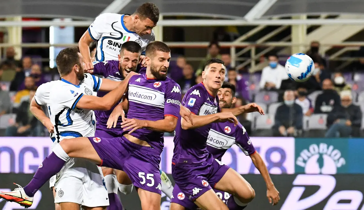 Inter Milan berhasil membawa kemenangan dari markas Fiorentina dalam duel laga pekan kelima Liga Italia 2021/2022. (AFP/Andreas Solaro)