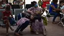 Orang dengan gejala chikungunya menunggu untuk diperiksa di rumah sakit di Villa Elisa, Paraguay pada 27 Januari 2023. (Photo by NORBERTO DUARTE / AFP)
