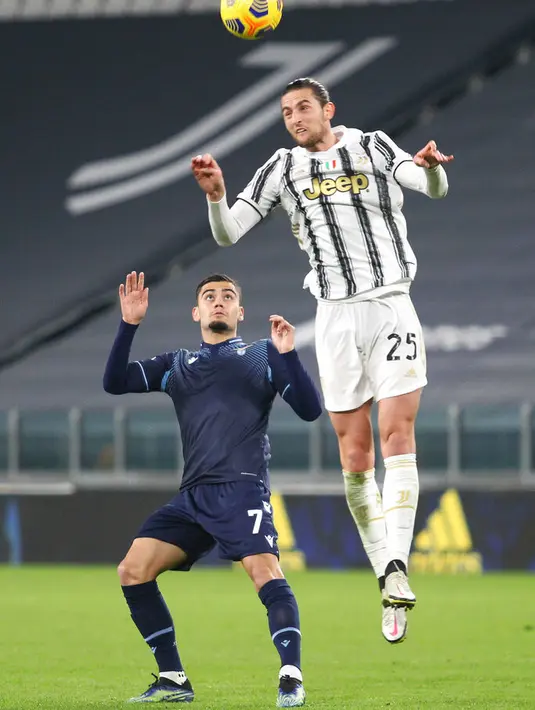 Gelandang Juventus, Adrien Rabiot berebut bola udara dengan gelandang Lazio, Andreas Pereira  pada pertandingan lanjutan Liga Serie A Italia di Stadion Allianz Turin, Italia, Minggu (7/3/2021). Juventus menang atas Lazio 3-1. (Tano Pecoraro / LaPresse via AP)