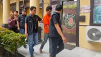 Tersangka Suganda ditangkap tak lama setelah pembunuhan sadis yang menewaskan ibu dan anak di Palembang Sumsel (Liputan6.com / Nefri Inge)