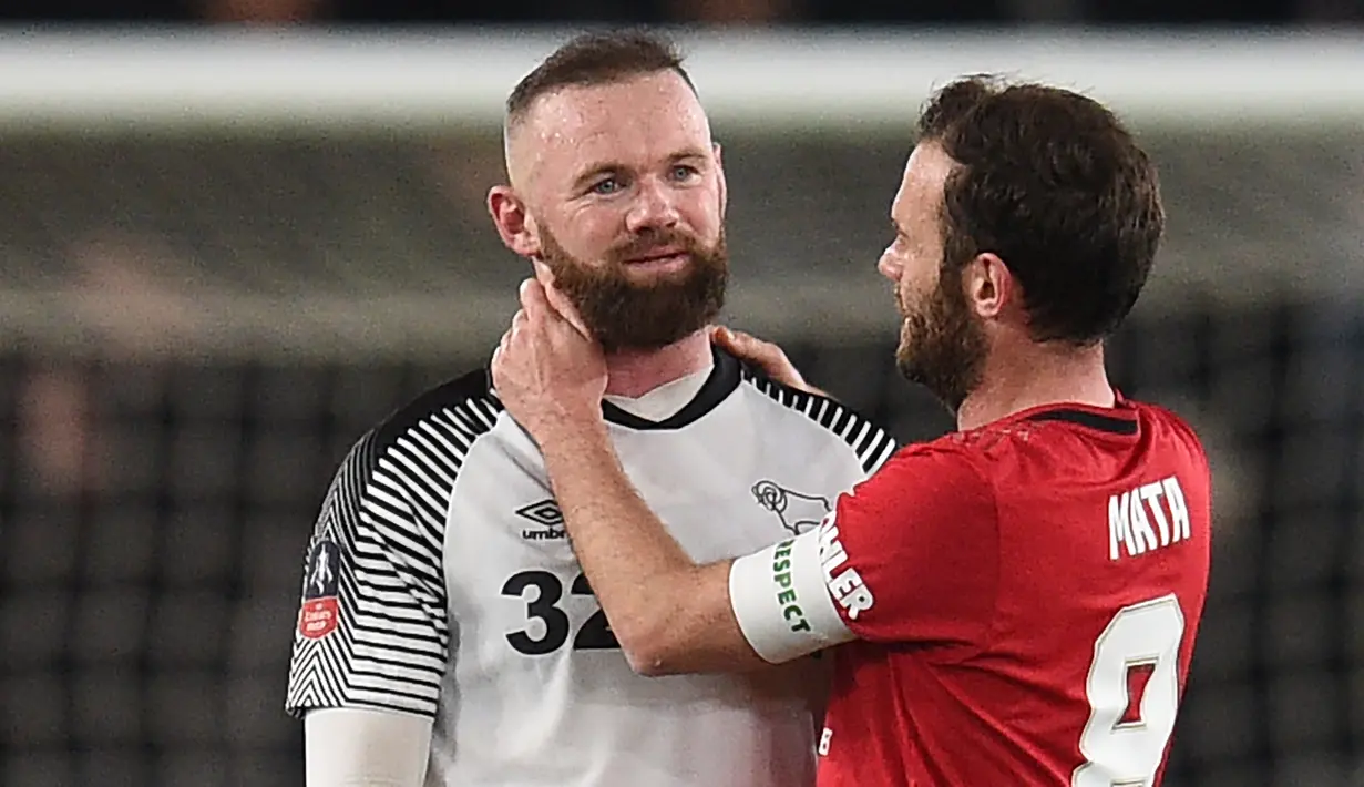 Gelandang Manchester United, Juan Mata, berbincang dengan striker Derby Country, Wayne Rooney, pada laga babak kelima Piala FA di Pride Park Stadium, Kamis (5/3). Manchester United menang 3-0 atas Derby Country. (AFP/Oli Scarff)