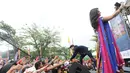 Tampak dari atas panggung Giaa berpose membelakangi penonton sambil mengajak semua yang hadir untuk ber-selfie bareng dengannya. (Bambang E. Ros/Bintang.com)