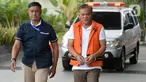 Direktur PT Rudi Jaya, Ibnu Ghofur (kanan) tiba untuk menjalani pemeriksaan di gedung KPK, Jakarta, Kamis (30/1/2020). Ibnu Ghofur diperiksa sebagai tersangka kasus dugaan pemberian suap kepada Bupati Sidoarjo terkait proyek infrastruktur di Pemerintahan Kabupaten Sidoarjo. (merdeka.com/Dwi Narwoko)