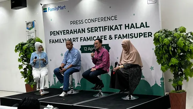 FamilyMart Jadi Gerai Penyedia Makanan dan Minuman Pertama yang Kantongi Sertifikat Halal, Kopi Susu Favoritmu Termasuk?