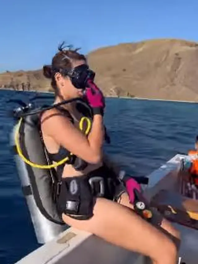 Nia Ramadhani menyelam di Labuan Bajo (Instagram/ramadhaniabakrie)