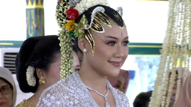 Erina Gudono didandani dengan riasan paes ageng Yogyakarta