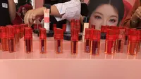 Lip product dari OMG yang ikut dipamerkan di OMG Lip Parade di Kota Tua Jakarta, 22--24 Desember 2023. (Liputan6.com/Asnida Riani)