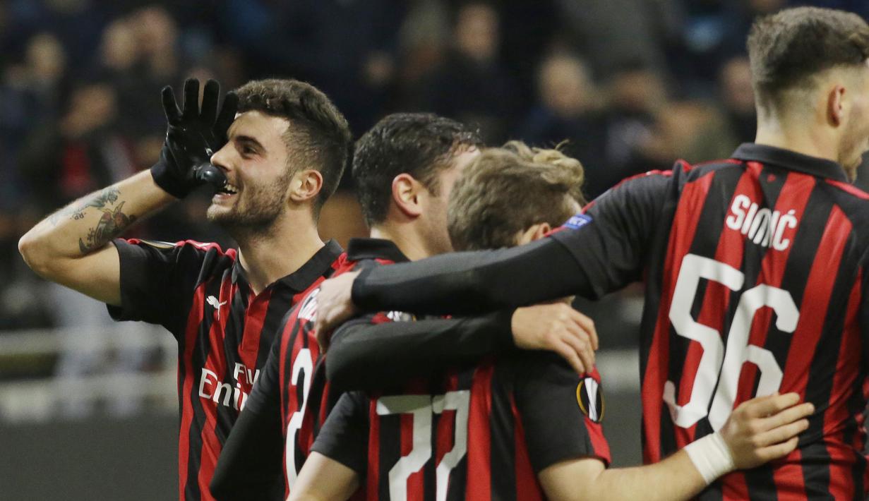 Striker AC Milan, Patrick Cutrone, melakukan selebrasi usai membobol gawang F91 Dudelange pada laga Liga Europa di Stadion San Siro, Kamis (29/11). AC Milan menang 5-2 atas F91 Dudelange. (AP/Luca Bruno)