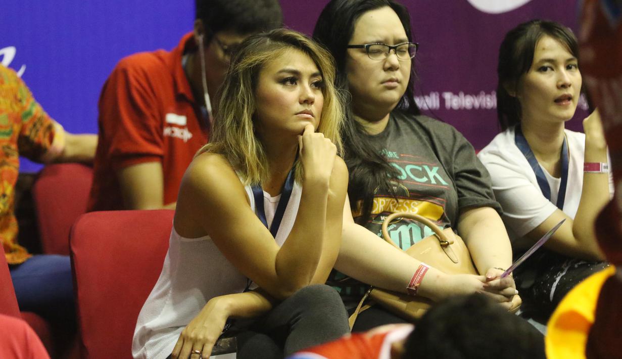 Agnes Monica terlihat serius menyaksikan Stadium Jakarta vs  CLS Knight Surabaya pada laga IBL Reguler Season 2015-2016 di Hall A Senayan, Jakarta, Rabu (13/1/2016). (Bola.com/NIcklas Hanoatubun)