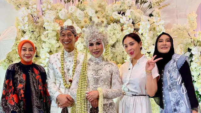 Potret Melly Goeslaw Pakai Siger Sunda di Wedding Anniversary 30 Tahun
