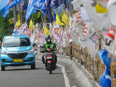 Bendera partai politik terpasang pada pinggiran Jembatan Layang Mampang, Jakarta, Selasa (23/1/2024). Meski Pemprov DKI Jakarta dan seluruh partai politik sepakat menertibkan alat peraga kampanye (APK) yang berpotensi membahayakan pengguna jalan, tetapi masih banyak APK yang berisiko membahayakan bertebaran di sejumlah titik Jakarta. (merdeka.com/Arie Basuki)