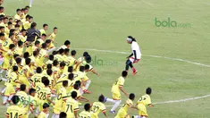 Ratusan Anak-anak SSB kota Padang berlari menyerang ke gawang Legenda Timnas Indonesia saat dihadang Rocky Putiray  pada ajang Irman gusman Cup 2016 diStadion Agus Salim, Padang, Minggu (13/3/2016). (Bola.com/Nicklas Hanoatubun)