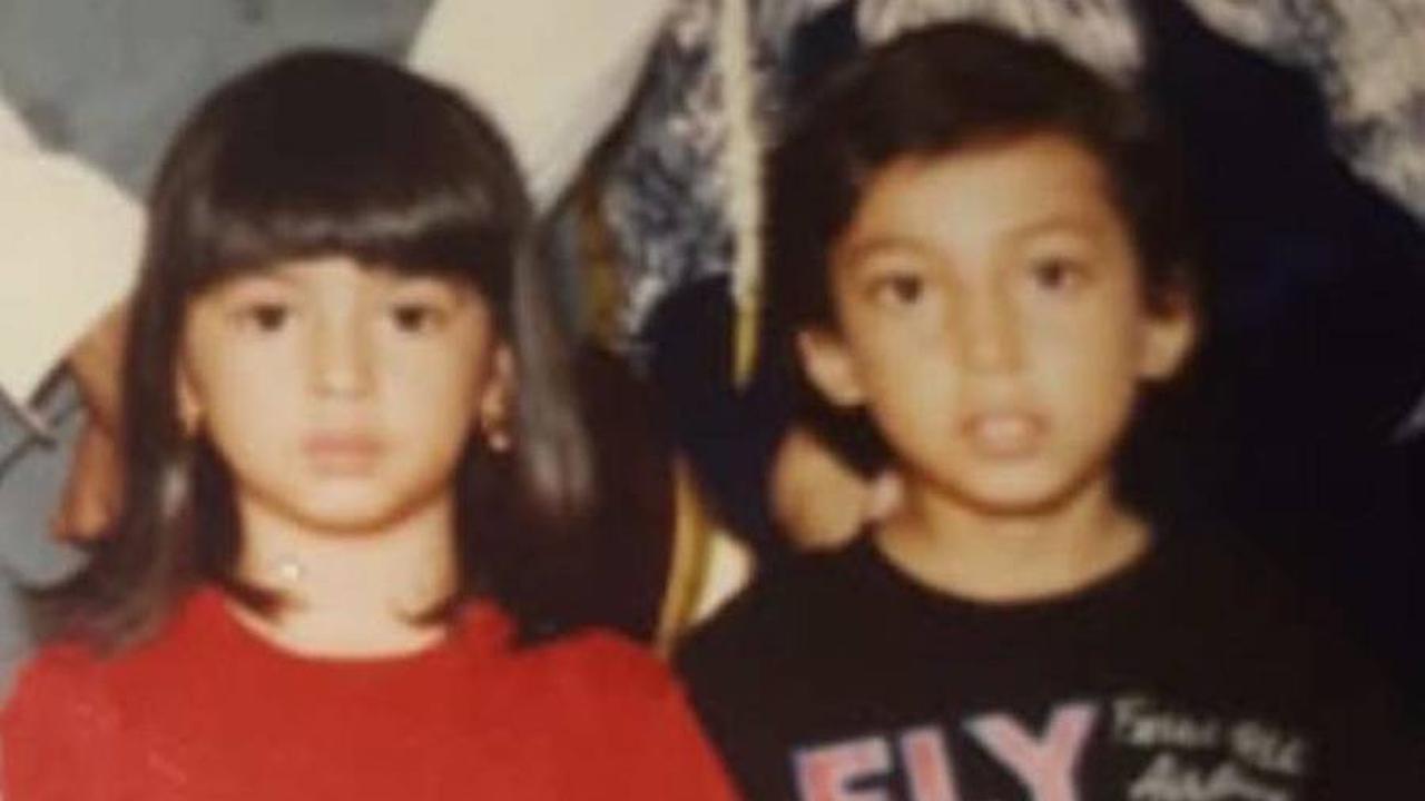Nabila, selalu anggun dalam gaun, mencuri perhatian dengan penampilan sederhana dan rambut pendek yang terurai saat kecil.