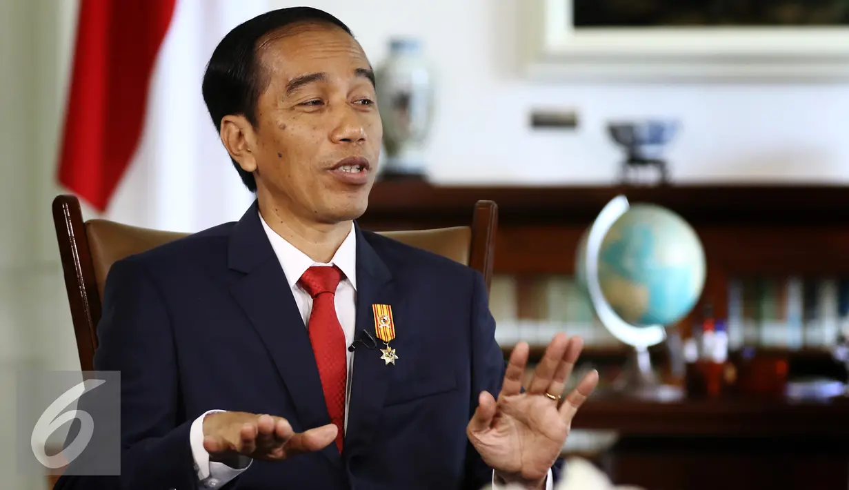 Presiden RI Joko Widodo menjelaskan saat wawancara khusus dengan group SCTV di Istana Bogor, Sabtu (16/4). Jokowi membeberkan semua program kerja pemerintahannya dan menjelaskan sikap tegas pemerintah atas tindakan terorisme. (Liputan6.com/Angga Yunair)