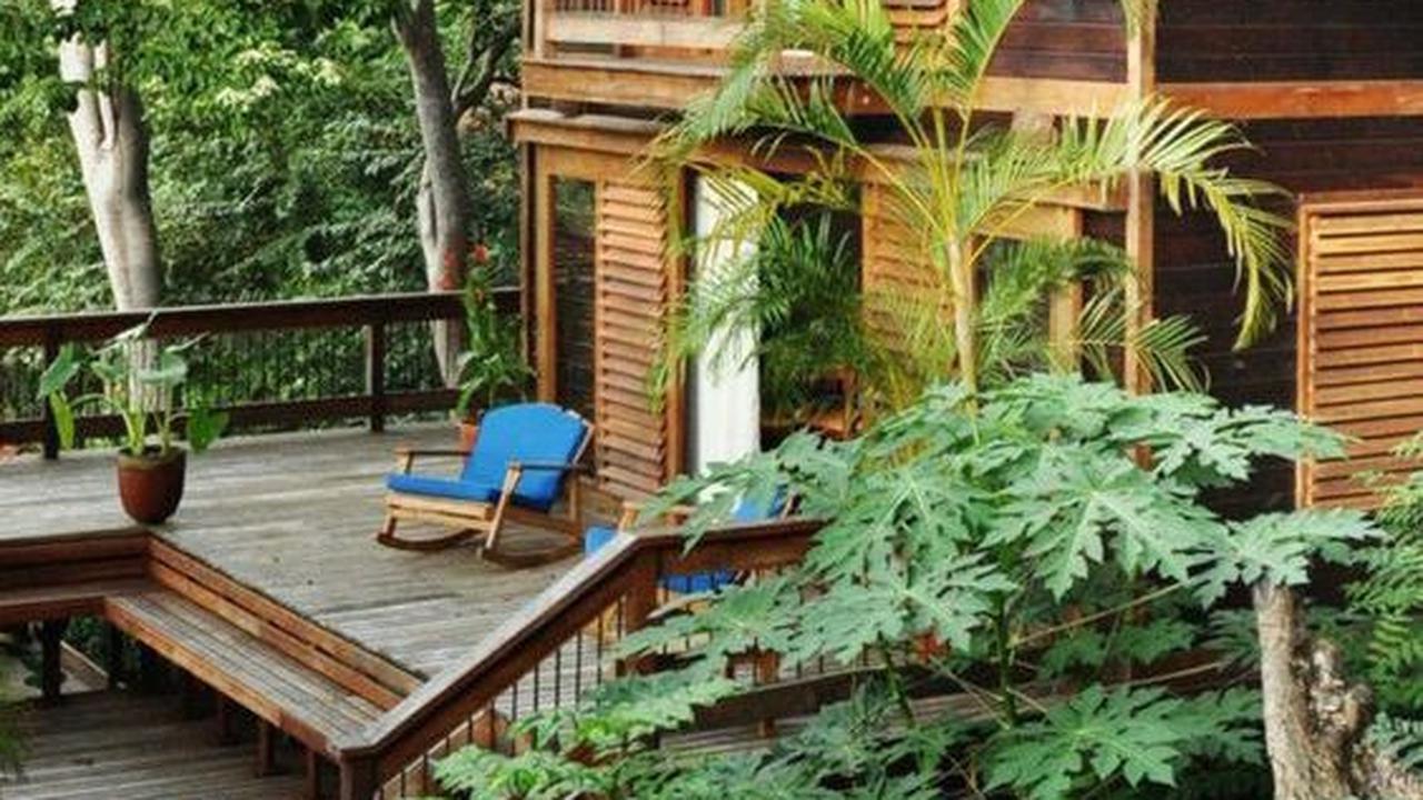 Model Rumah 2 Lantai Kayu dengan Teras Kayu